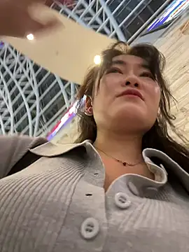 Snapshot of Molly-xiao chatting on 05-23-26, 01:32 Molly-xiao online show from 05-23-26, 01:32
