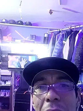 Snapshot of RealEl23 chatting on 12-23-25, 01:05 RealEl23 online show from 12-23-25, 01:05