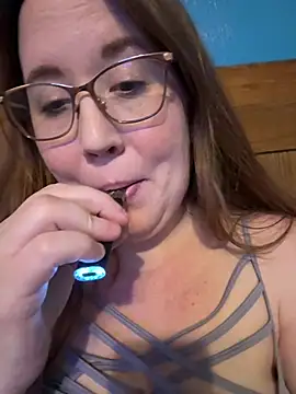 Snapshot of honeybee2033 chatting on 01-11-26, 05:03 honeybee2033 online show from 01-11-26, 05:03