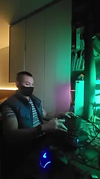 Snapshot of OnlyHand9x chatting on 02-13-26, 06:19 OnlyHand9x online show from 02-13-26, 06:19