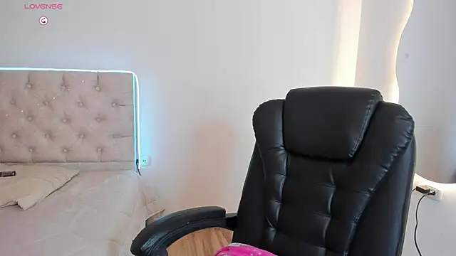 Snapshot of Diamond__cherry69 chatting on 02-18-26, 01:51 Diamond cherry69 online show from 02-18-26, 01:51