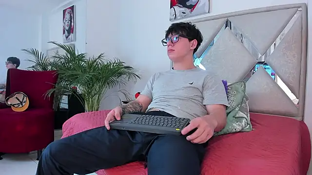 Liam saint online show from 03-09-26, 01:36