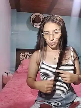 Snapshot of Emily_Gree chatting on 06-23-26, 02:20 Emily Gree online show from 06-23-26, 02:20