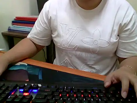 Snapshot of Sarah_no_land chatting on 04-15-26, 02:17 Sarah no land online show from 04-15-26, 02:17