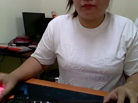 Snapshot of Sarah_no_land chatting on 04-09-26, 03:08 Sarah no land online show from 04-09-26, 03:08