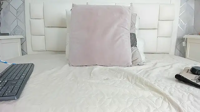 laura rouse7 online show from 02-05-26, 07:43