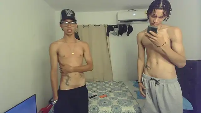 Snapshot of pocket_loversxxx chatting on 02-25-26, 04:01 pocket loversxxx online show from 02-25-26, 04:01