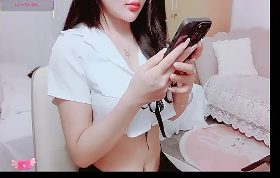 Snapshot of Junnatalie__ chatting on 05-17-26, 06:13 Junnatalie online show from 05-17-26, 06:13