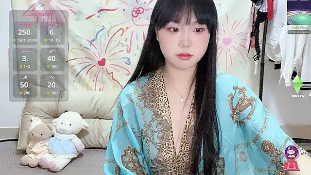 Snapshot of xiaoguai99 chatting on 05-06-26, 01:04 xiaoguai99 online show from 05-06-26, 01:04