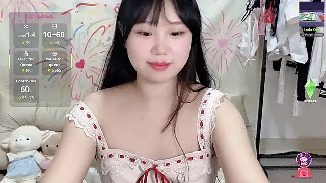 Snapshot of xiaoguai99 chatting on 06-15-26, 12:27 xiaoguai99 online show from 06-15-26, 12:27