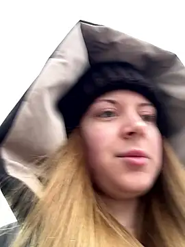 Snapshot of BlondeHott chatting on 02-07-26, 06:32 BlondeHott online show from 02-07-26, 06:32