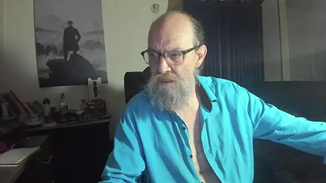 Snapshot of Uncle_Hottie chatting on 07-17-26, 04:32 Uncle Hottie online show from 07-17-26, 04:32
