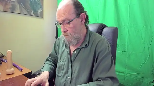 Snapshot of Uncle_Hottie chatting on 04-15-26, 07:58 Uncle Hottie online show from 04-15-26, 07:58