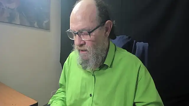 Snapshot of Uncle_Hottie chatting on 02-01-26, 03:32 Uncle Hottie online show from 02-01-26, 03:32