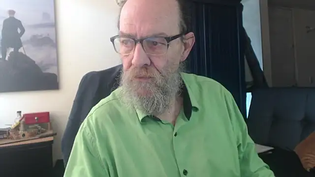 Snapshot of Uncle_Hottie chatting on 06-25-26, 03:28 Uncle Hottie online show from 06-25-26, 03:28