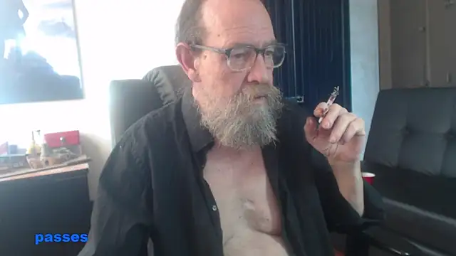 Snapshot of Uncle_Hottie chatting on 07-28-26, 08:52 Uncle Hottie online show from 07-28-26, 08:52