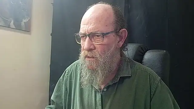 Snapshot of Uncle_Hottie chatting on 04-08-26, 05:03 Uncle Hottie online show from 04-08-26, 05:03