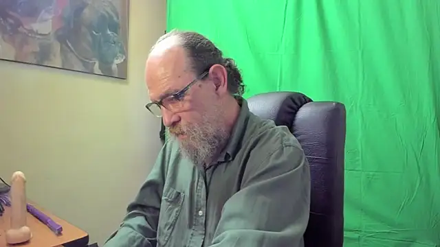 Snapshot of Uncle_Hottie chatting on 04-15-26, 04:55 Uncle Hottie online show from 04-15-26, 04:55
