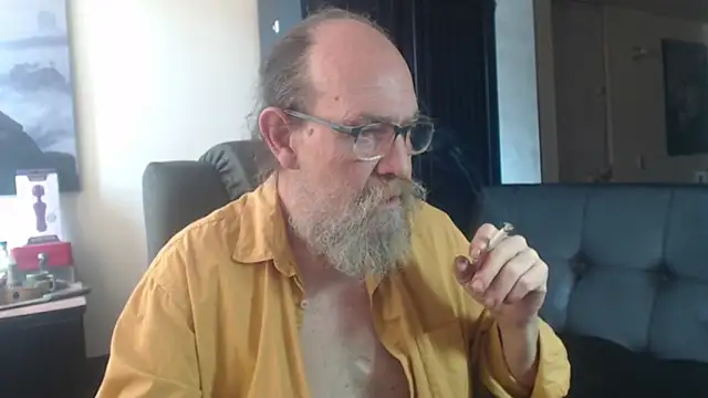 Snapshot of Uncle_Hottie chatting on 07-17-26, 05:43 Uncle Hottie online show from 07-17-26, 05:43
