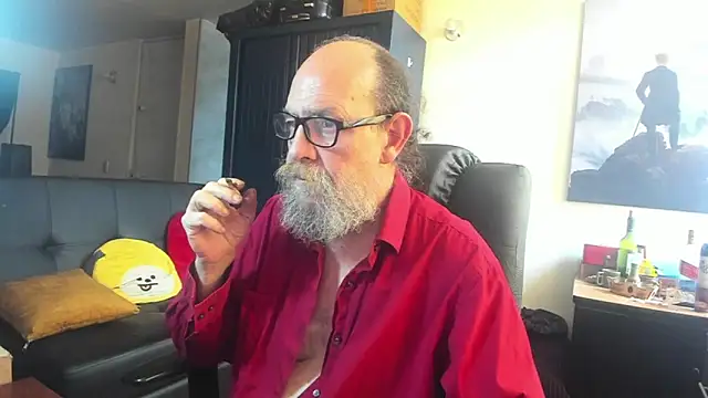 Snapshot of Uncle_Hottie chatting on 05-31-26, 06:09 Uncle Hottie online show from 05-31-26, 06:09
