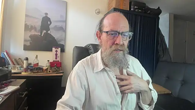 Snapshot of Uncle_Hottie chatting on 07-18-26, 03:31 Uncle Hottie online show from 07-18-26, 03:31