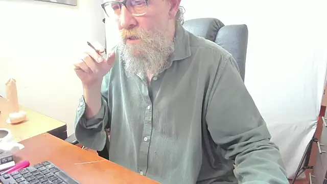 Snapshot of Uncle_Hottie chatting on 02-15-26, 07:57 Uncle Hottie online show from 02-15-26, 07:57