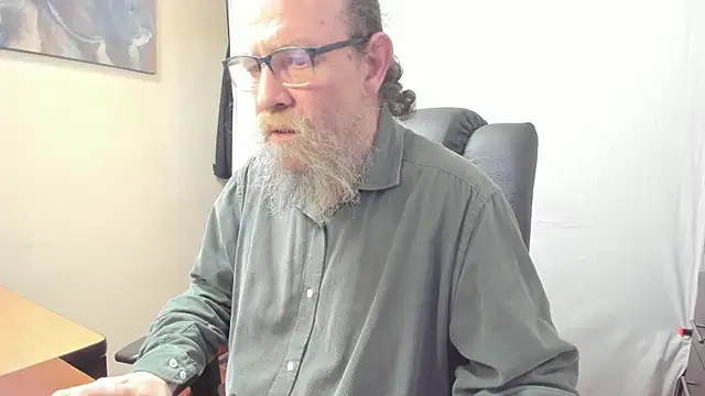 Snapshot of Uncle_Hottie chatting on 02-20-26, 06:32 Uncle Hottie online show from 02-20-26, 06:32