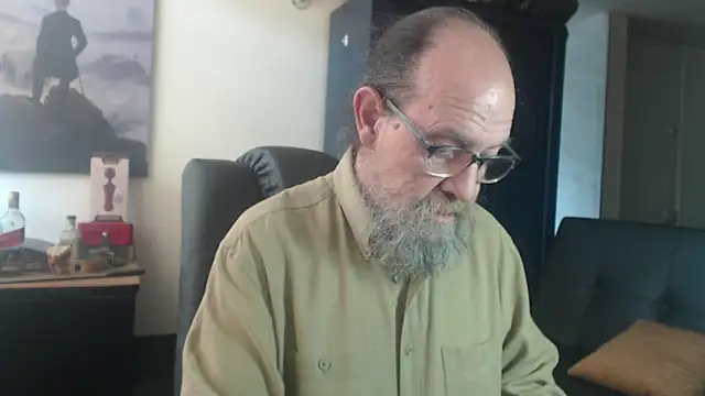 Snapshot of Uncle_Hottie chatting on 07-22-26, 03:58 Uncle Hottie online show from 07-22-26, 03:58