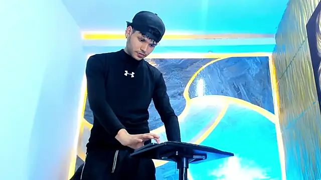 Snapshot of Lucas_hot_20 chatting on 02-12-26, 01:33 Lucas hot 20 online show from 02-12-26, 01:33