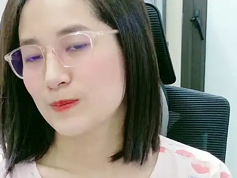 Snapshot of Shulee- chatting on 04-21-26, 02:47 Shulee- online show from 04-21-26, 02:47