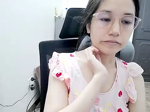 Snapshot of Shulee- chatting on 06-05-26, 02:49 Shulee- online show from 06-05-26, 02:49