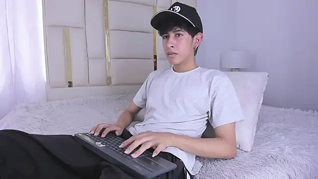 julian xx online show from 07-18-26, 07:33
