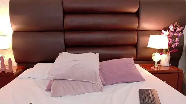 CintiaHolms online show from 03-08-26, 02:04