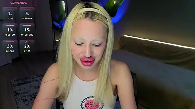 Luna Beverly online show from 06-25-26, 08:36