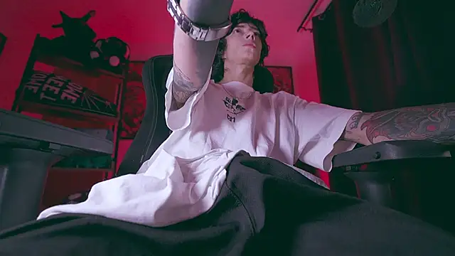 Snapshot of Olliver___y chatting on 02-27-26, 03:18 Olliver y online show from 02-27-26, 03:18