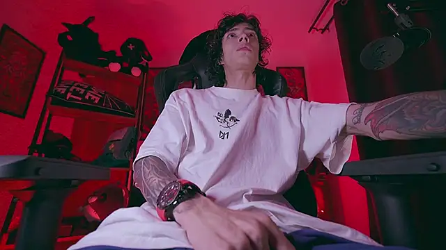 Snapshot of Olliver___y chatting on 02-03-26, 02:32 Olliver y online show from 02-03-26, 02:32