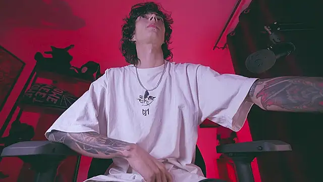 Snapshot of Olliver___y chatting on 02-16-26, 02:54 Olliver y online show from 02-16-26, 02:54