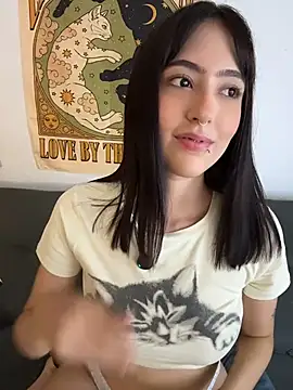 Snapshot of HinaSweet chatting on 06-19-26, 01:00 HinaSweet online show from 06-19-26, 01:00