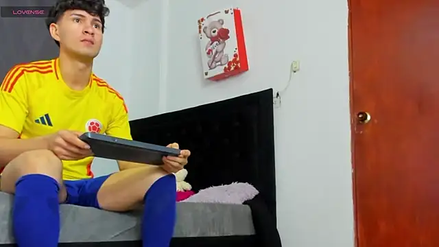 camilo model online show from 04-02-26, 07:09