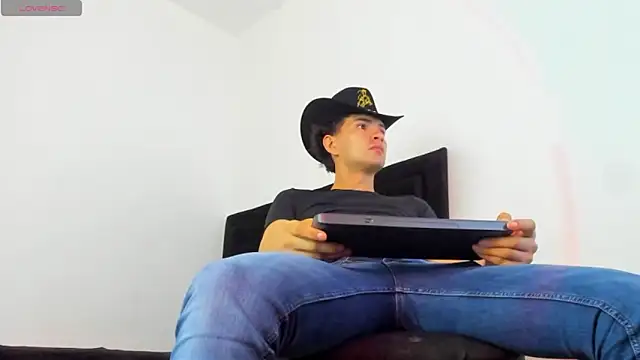 camilo model online show from 03-12-26, 04:44