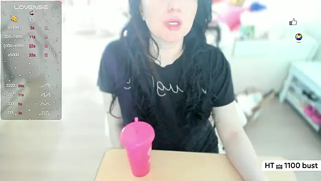 Snapshot of Vesagal chatting on 05-16-26, 12:42 Vesagal online show from 05-16-26, 12:42