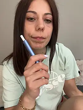 Snapshot of Luna_licous chatting on 05-27-26, 01:07 Luna licous online show from 05-27-26, 01:07