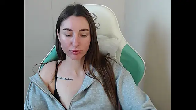 Snapshot of cammila_horn chatting on 01-13-26, 12:42 cammila horn online show from 01-13-26, 12:42