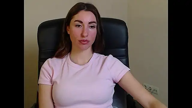 Snapshot of cammila_horn chatting on 01-18-26, 06:22 cammila horn online show from 01-18-26, 06:22