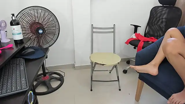 Snapshot of saskya13 chatting on 02-12-26, 04:18 saskya13 online show from 02-12-26, 04:18