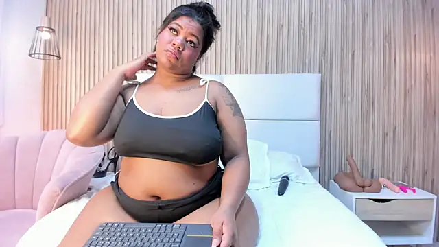 Snapshot of rachell_queen_ chatting on 02-17-26, 12:24 rachell queen online show from 02-17-26, 12:24