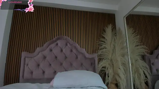 Snapshot of Violett_hott_ chatting on 04-21-26, 12:23 Violett hott online show from 04-21-26, 12:23