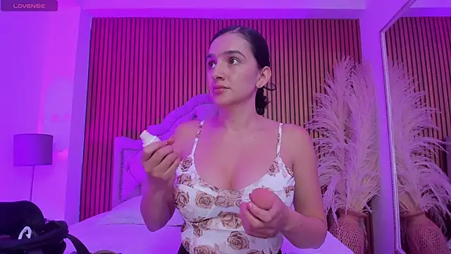 Snapshot of Violett_hott_ chatting on 02-21-26, 01:02 Violett hott online show from 02-21-26, 01:02