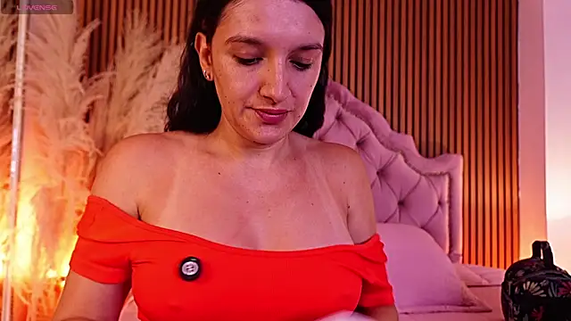 Snapshot of Violett_hott_ chatting on 05-20-26, 12:46 Violett hott online show from 05-20-26, 12:46