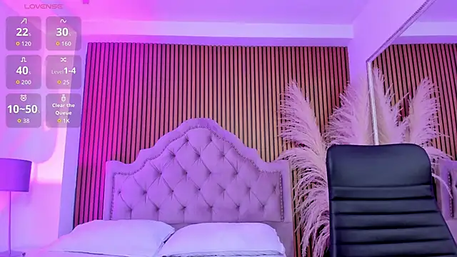 Snapshot of Violett_hott_ chatting on 02-27-26, 01:11 Violett hott online show from 02-27-26, 01:11